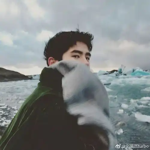 刘昊然旅行大片帅出天际火山与冰洞,旷野与瀑布,这里被列为此生必去的地方 刘昊然旅行大片帅出天际火山与冰洞,旷野与瀑布,这里被列为此生必去的地方