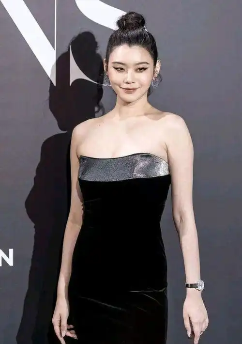  奚梦瑶对自己太狠了蔡徐坤出场排面大张艺兴谷爱凌直播连线
