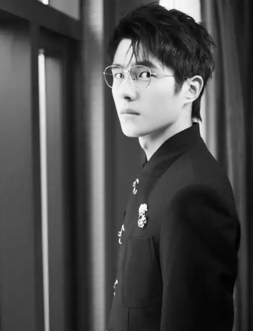 刘昊然敲车窗侧颜金丝眼镜刘源氛围感拉满了 刘昊然敲车窗侧颜金丝眼镜刘源氛围感拉满了