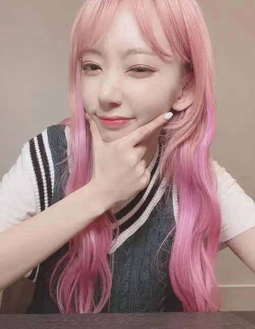  求粉发美女头像