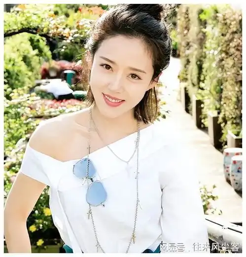  颜丹晨湖南走出的女星,被称最美嫦娥,44岁高龄为爱生孩子