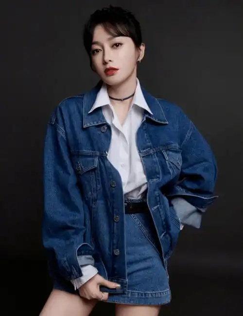 秦岚玩转初秋复古港风,咖色皮风衣搭高腰裤裙,演绎摩登女郎风范 秦岚玩转初秋复古港风,咖色皮风衣搭高腰裤裙,演绎摩登女郎风范