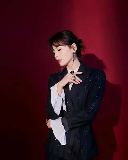 刘涛港风造型太成功了红唇配开叉红裙,微波浪卷发女人味 刘涛港风造型太成功了红唇配开叉红裙,微波浪卷发女人味