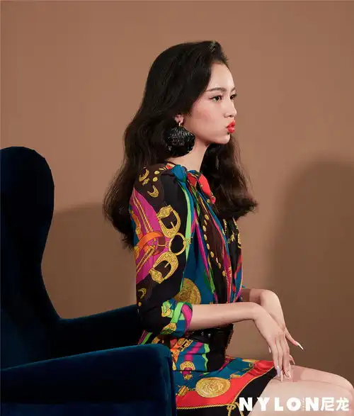 周也首登尼龙封面鬼马少女玩转港风复古摩登 周也首登尼龙封面鬼马少女玩转港风复古摩登