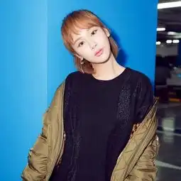 杨紫墨绿色飞行夹克搭配牛仔短裤清新无限 杨紫墨绿色飞行夹克搭配牛仔短裤清新无限