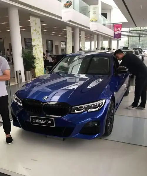 到店体验新一代宝马3系,蓝色车身配上这个颜色内饰堪称完美 到店体验新一代宝马3系,蓝色车身配上这个颜色内饰堪称完美