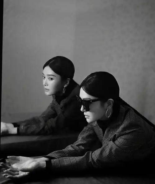 秦岚玩转初秋复古港风,咖色皮风衣搭高腰裤裙,演绎摩登女郎风范 秦岚玩转初秋复古港风,咖色皮风衣搭高腰裤裙,演绎摩登女郎风范