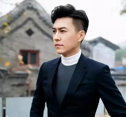  靳东妻子现身,穿着黑色t恤,曾是国际巨星,而今素颜也很美