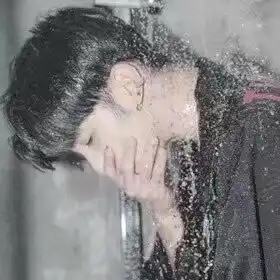  独自淋雨伤心