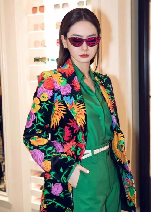  戚薇造型才是绿色系该有的穿搭,这么穿走在人群中,一准是焦点