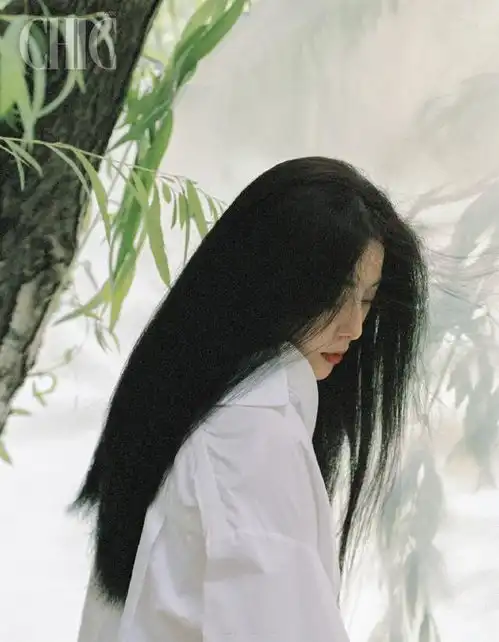  范冰冰新杂志来袭禁欲衬衫飘飘长发有温柔范,脸上爬虫胆真大