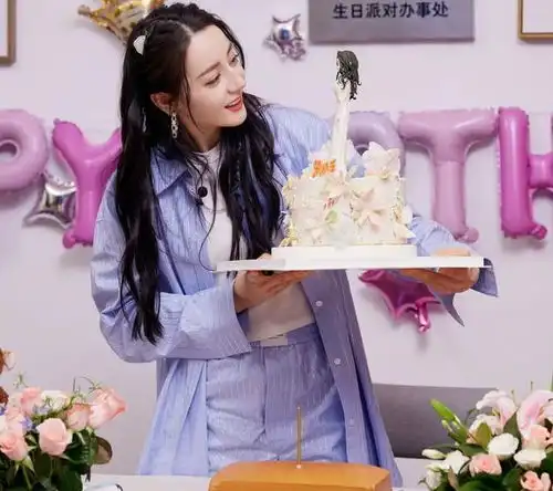  迪丽热巴头戴猫耳配饰,身穿男友风衬衫,化身猫系女友秀美腿