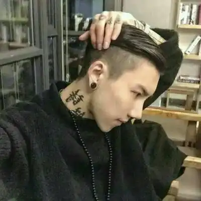  带纹身的男头像