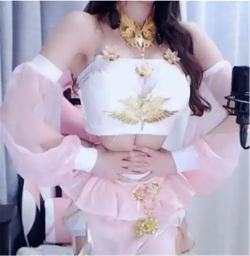  腐姐都out了新晋二次元女神奶瓶儿cos迦南,a4漫画腰黑袜神还原
