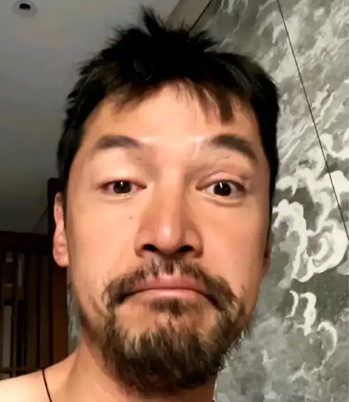  抑郁胡歌深夜感叹短暂一生,胡子拉碴双眼含泪,头像透真实内心