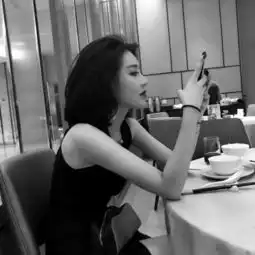  黑白女头像伤感高冷丧黑白系超酷女头