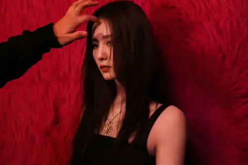 刘诗诗杂志封面花絮释出黑长直披肩更显时尚感 刘诗诗杂志封面花絮释出黑长直披肩更显时尚感