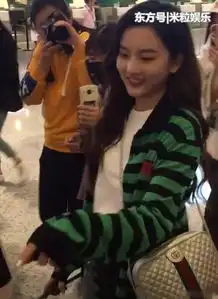  宋祖儿现身机场被拍,一脸娇羞超级阳光,网友妥妥的禁欲系女神
