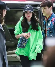  戚薇够时髦,一身荧光绿背心牛仔裙走机场,这外套好有个性