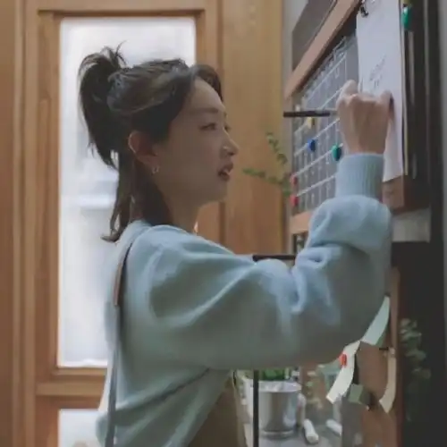 周冬雨太适合穿吊带裤了,穿着一身薄荷绿毛衣,看起来可爱又清新 周冬雨太适合穿吊带裤了,穿着一身薄荷绿毛衣,看起来可爱又清新