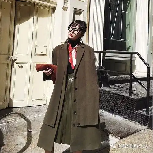  你的秋冬红唇look配绿色系毛呢外套,