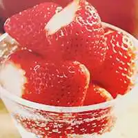  拿着草莓的女生头像微信头像图片大全