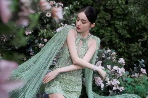  娜扎穿绿色珠裙仙气十足置身花园中仿佛异域神女