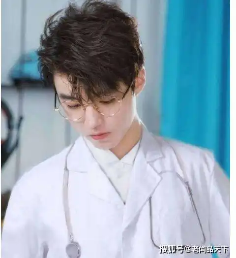  明星穿上白大褂,千玺高冷蔡徐坤禁欲系,看到肖战网友史上最帅
