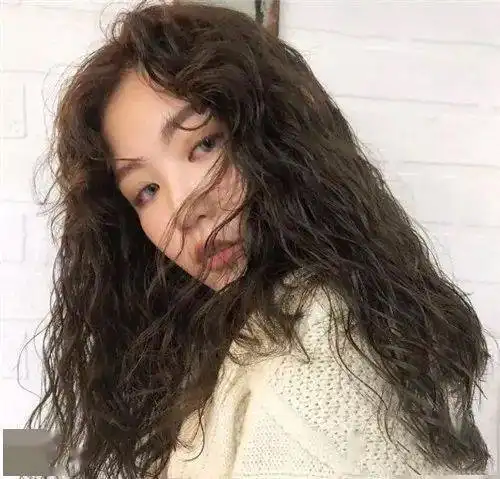 港风泡面头发型小卷烫卷女人味十足 港风泡面头发型小卷烫卷女人味十足