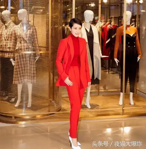 海清红色高领配同色系西装现身品牌新店开幕活动 海清红色高领配同色系西装现身品牌新店开幕活动