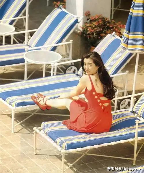 跟着王祖贤学港风穿搭,复古又经典,尽显女人味 跟着王祖贤学港风穿搭,复古又经典,尽显女人味