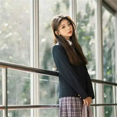 校园清新女生头像,在阳光的穿着校服的女学生 校园清新女生头像,在阳光的穿着校服的女学生