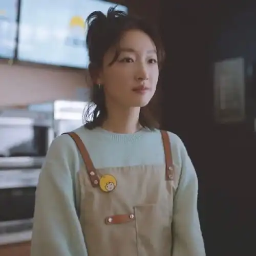 周冬雨太适合穿吊带裤了,穿着一身薄荷绿毛衣,看起来可爱又清新 周冬雨太适合穿吊带裤了,穿着一身薄荷绿毛衣,看起来可爱又清新