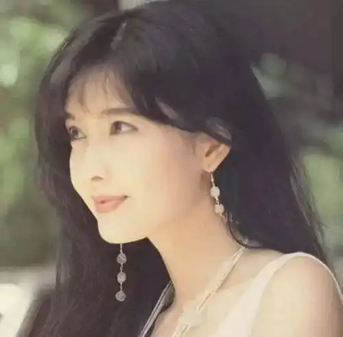  49岁的王菲依旧少女,八九十年代的港风才是真时髦