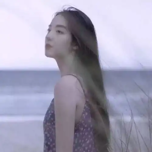  女生头像躲了这么多年的雨