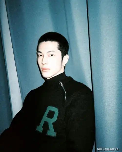  安静而有力,会穿黑色系的男人,才是真正的有品位的
