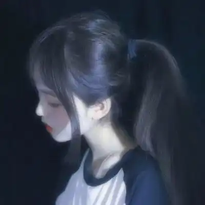 甜美系女头像侧脸闺房