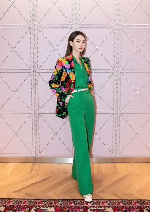  戚薇造型才是绿色系该有的穿搭,这么穿走在人群中,一准是焦点