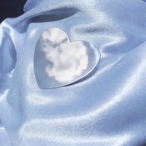 温柔的月亮被揉碎成一撮星星融化在你的眼睛里...... 温柔的月亮被揉碎成一撮星星融化在你的眼睛里......