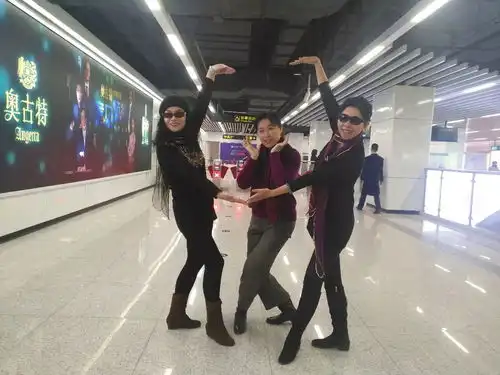 试乘首日2号线东段完美晋升为岛城网红 试乘首日2号线东段完美晋升为岛城网红