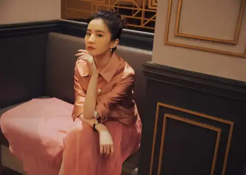  神仙姐姐刘亦菲最近爱上少女粉,粉色上衣藕粉色纱裙仙气飘飘