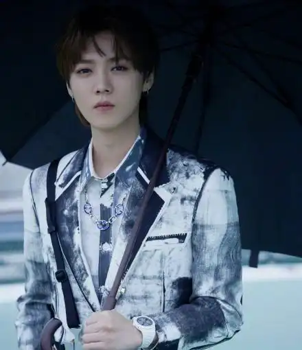 陈哲远撑伞像提着把刀一笑随歌发布概念海报官宣开机李沁陈哲远爱情大剧 陈哲远撑伞像提着把刀一笑随歌发布概念海报官宣开机李沁陈哲远爱情大剧