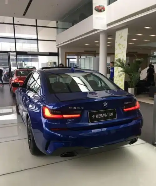 到店体验新一代宝马3系,蓝色车身配上这个颜色内饰堪称完美 到店体验新一代宝马3系,蓝色车身配上这个颜色内饰堪称完美