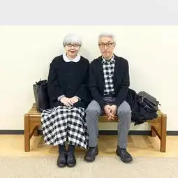  甜这对可爱的日本夫妇结婚37年每天都穿情侣装,还潮得不要不要