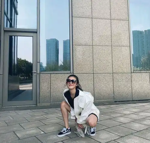  杨采钰夏日穿搭很清爽,身穿白色衬衫搭配蓝色牛仔裤,清新又时髦