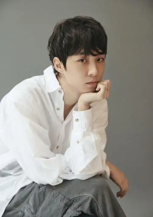  影后爱上帅导演全钟瑞热恋32岁奶狗系导演,高颜值引发热议