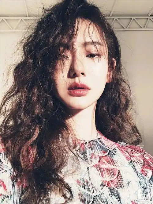 发型从上世纪80年代的港风到如今的娱乐圈,杨幂的羊毛卷发真的是高级感的代表 发型从上世纪80年代的港风到如今的娱乐圈,杨幂的羊毛卷发真的是高级感的代表