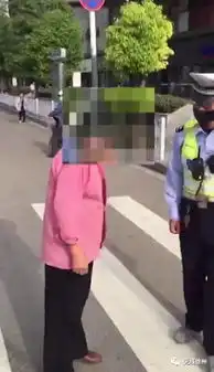 最新刷爆徐州人朋友圈的老人怼交警视频,双方首次回应了 最新刷爆徐州人朋友圈的老人怼交警视频,双方首次回应了