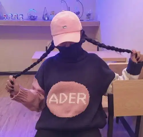 冬天戴帽子,发型这样整才不土 冬天戴帽子,发型这样整才不土