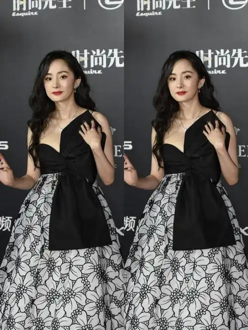  没了滤镜的杨幂更真实了,一身复古造型很港风,生图也没瑕疵